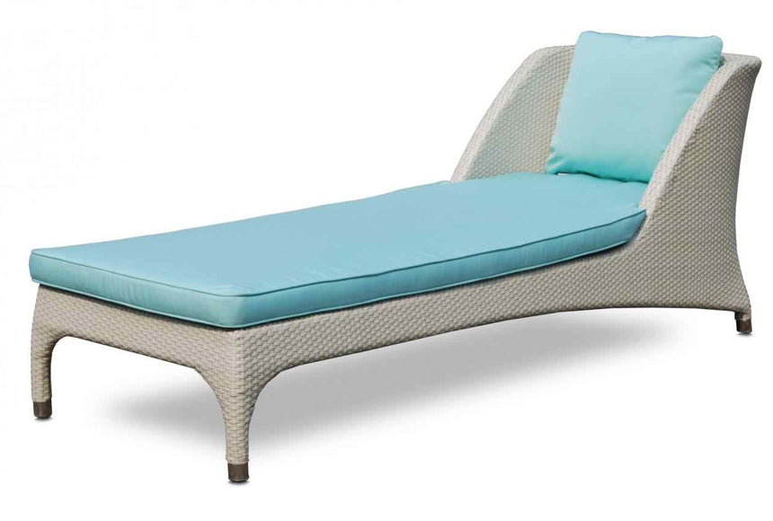 Skyline 2x Cassina Chaise Loungers with Side Table